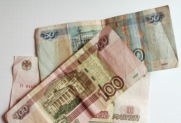 Уровень реального дохода жителей России сокращается в то время как официальная зарплата растет