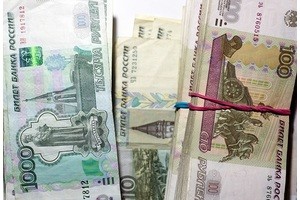 Почему падает российский рубль? Три версии