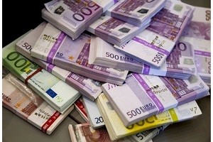 ​Банки массово закупают наличные евро