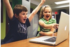 Экраны смартфонов и компьютеров отупляют детей
