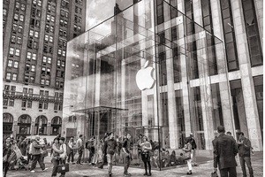 Apple наступает на рынки платежных сервисов и медиа