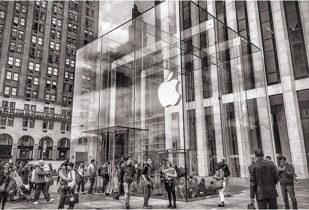 Apple наступает на рынки платежных сервисов и медиа