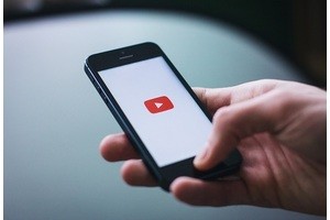 YouTube отказался проверять новости