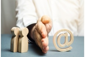 Зачем государство хочет привязать ваш email к телефону