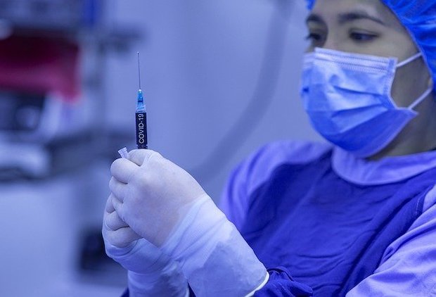 В России вводят обязательную вакцинацию от коронавируса для сотрудников некоторых сфер. Новости рынка труда