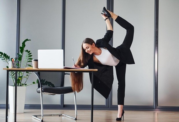 Офисный физкульт-привет: идеи упражнений, которые легко выполнить на рабочем месте