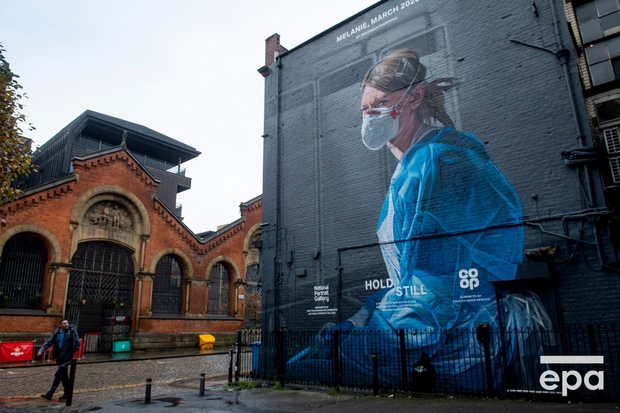 Изображение медсестры на стене дома в пригороде Манчестера. 