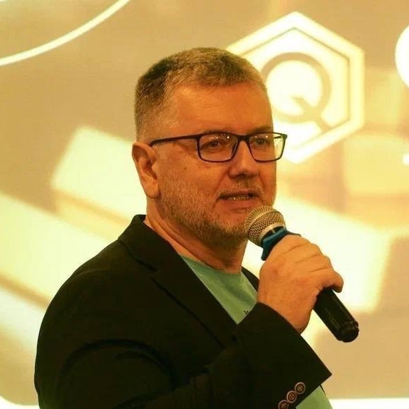 Максим Литвинов